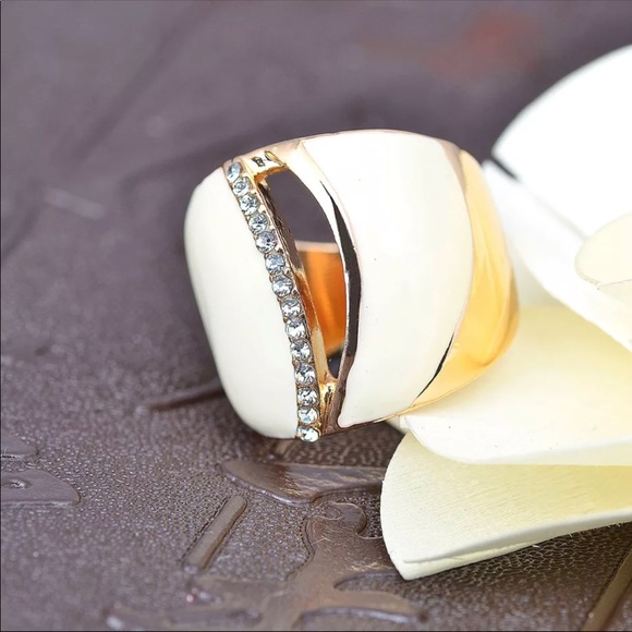 Crystal Ring Sizes 6-9 New - Picture 3 of 3